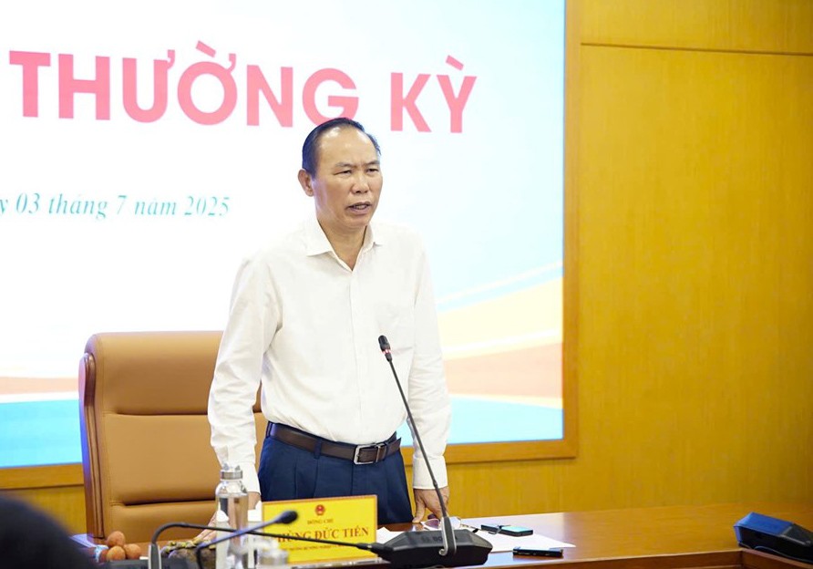 Thứ trưởng Bộ Nông nghiệp và Môi trường Phùng Đức Tiến phát biểu tại  buổi họp báo