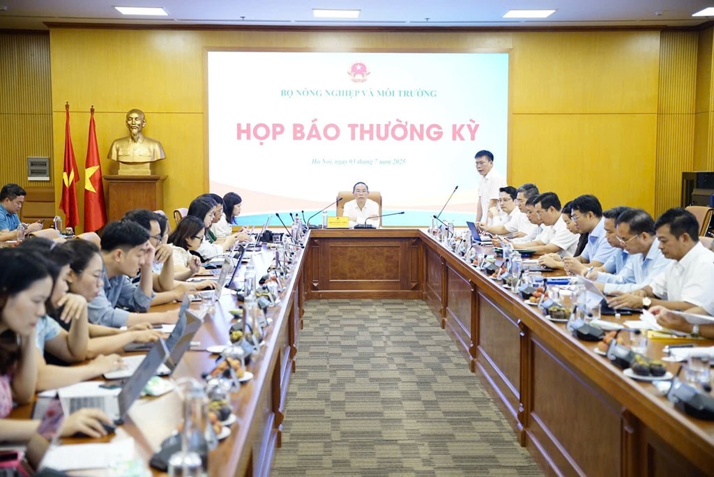 Quang cảnh buổi họp báo thường kỳ của Bộ NNMT