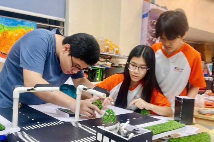 Hai học sinh lớp 8 dùng AI “gỡ rối” tắc đường giờ cao điểm