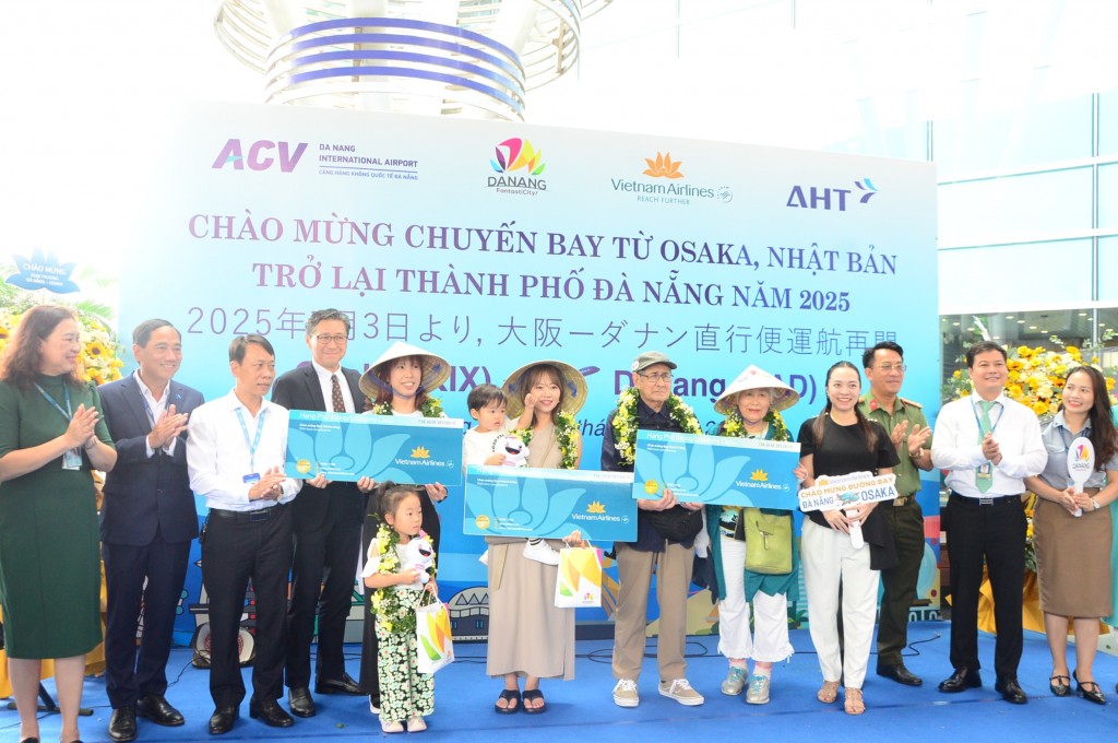 3 hành khách may mắn đầu tiên đã được tặng hoa tươi, quà lưu niệm cùng voucher vé máy bay khứ hồi Nhật Bản - Việt Nam từ Vietnam Airlines (Ảnh Đ.Minh)