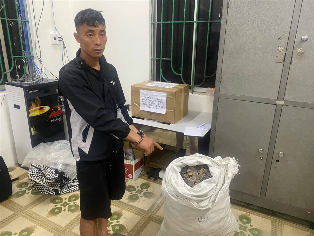 Đối tượng Nông Văn Anh và tang vật vảy tê tê