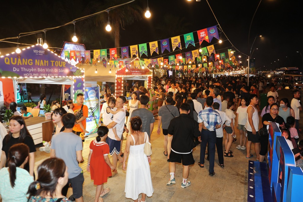 Khung cảnh chợ đêm Vui-Fest dưới những dải đèn lung linh