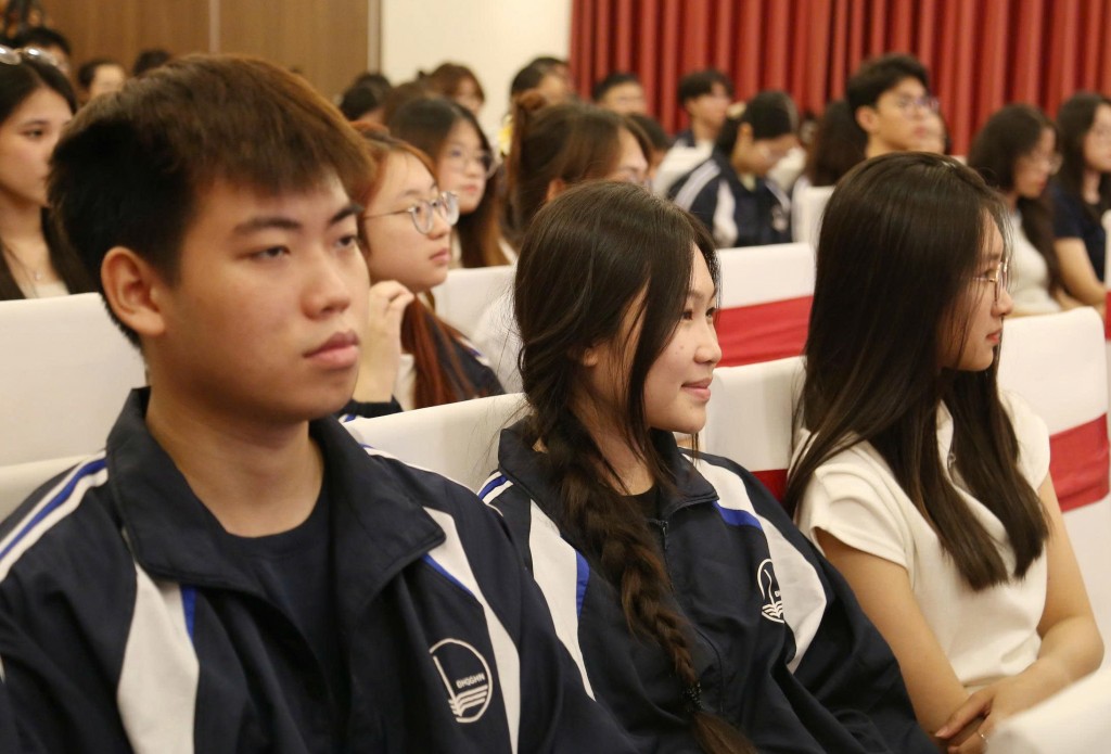 Các bạn trẻ, sinh viên tham dự chương trình