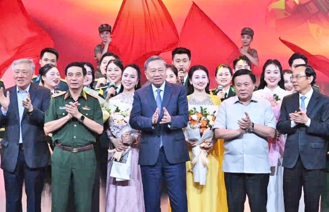 Tổng Bí thư Tô Lâm dự giao lưu nghệ thuật “Khắc ghi lời Bác - vang nhịp quân hành”