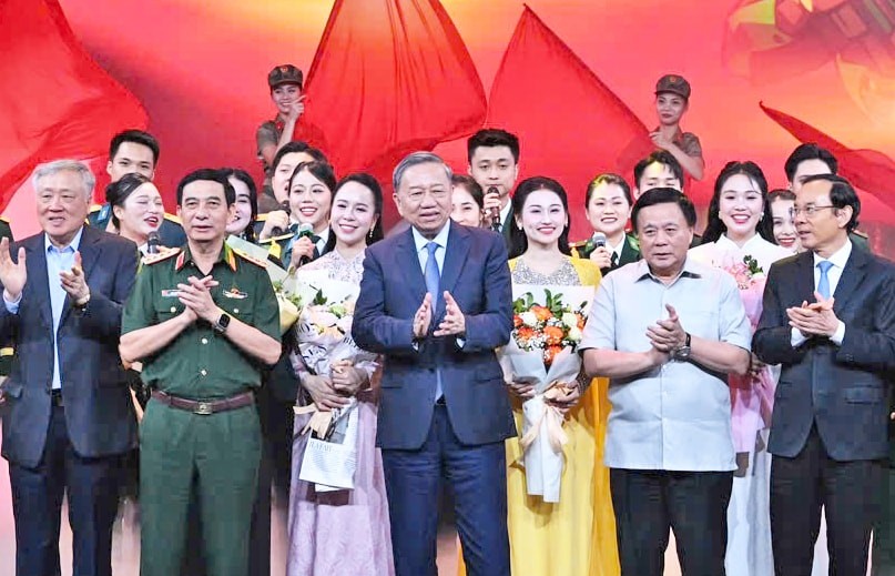Tổng Bí thư Tô Lâm dự giao lưu nghệ thuật “Khắc ghi lời Bác - vang nhịp quân hành”