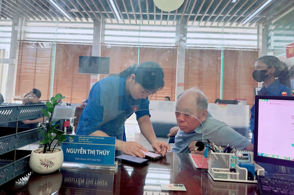 Thanh niên xã Quốc Oai hỗ trợ người dân làm thủ tục hành chính 