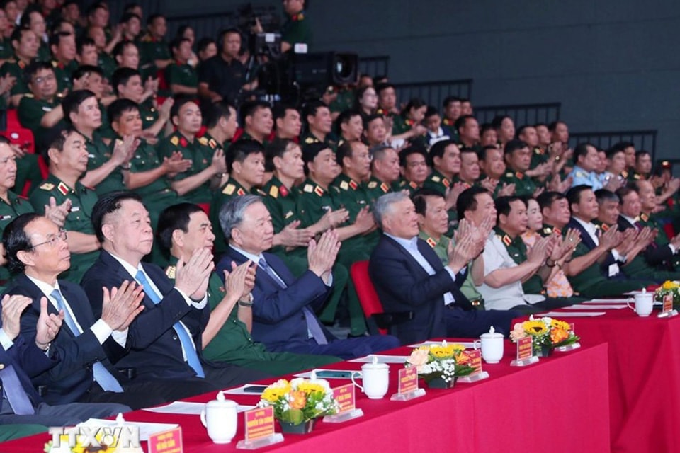 Tổng Bí thư Tô Lâm dự giao lưu nghệ thuật “Khắc ghi lời Bác - vang nhịp quân hành”