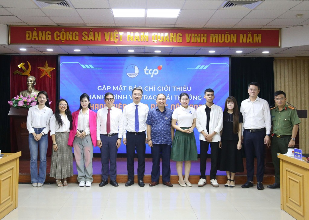 Các đại biểu và thanh niên sống đẹp từng được tuyên dương tham dự chương trình