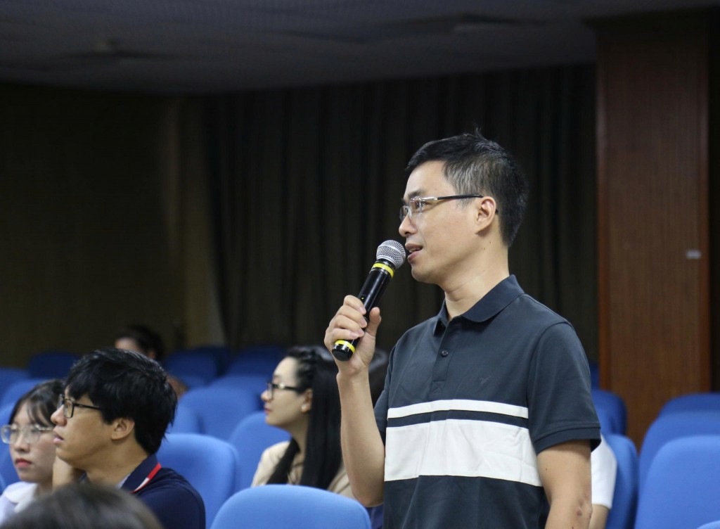 Nhà báo đặt câu hỏi về chương trình năm nay