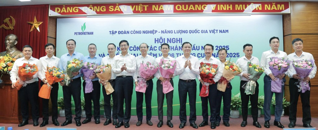 . Lãnh đạo PV GAS được vinh danh tại Hội nghị sơ kết công tác 6 tháng đầu năm 2025
