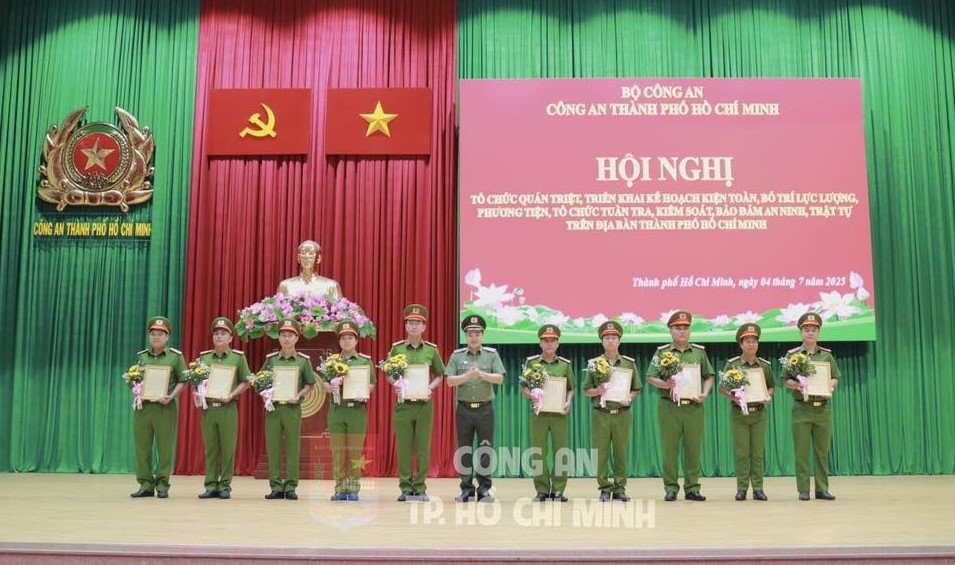 Thiếu tướng Mai Hoàng trao Thư khen và tặng hoa biểu dương các Tổ 363 đã hoàn thành xuất sắc nhiệm vụ (ảnh: Công an TP Hồ Chí Minh)