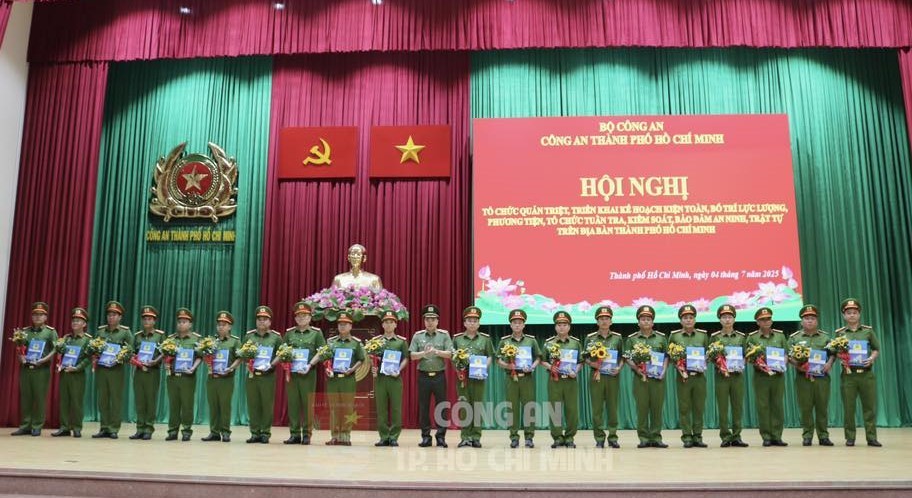 Thiếu tướng Mai Hoàng trao Thư khen và tặng hoa biểu dương các Tổ 363 đã hoàn thành xuất sắc nhiệm vụ (ảnh: Công an TP Hồ Chí Minh)