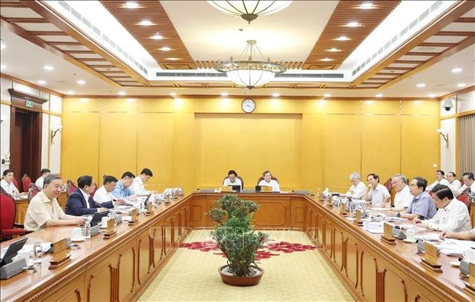 Bộ Chính trị, Ban Bí thư cho ý kiến về tình hình thực hiện Nghị quyết của Trung ương, Kết luận của Bộ Chính trị về sắp xếp tổ chức bộ máy và đơn vị hành chính. Ảnh: Thống Nhất-TTXVN