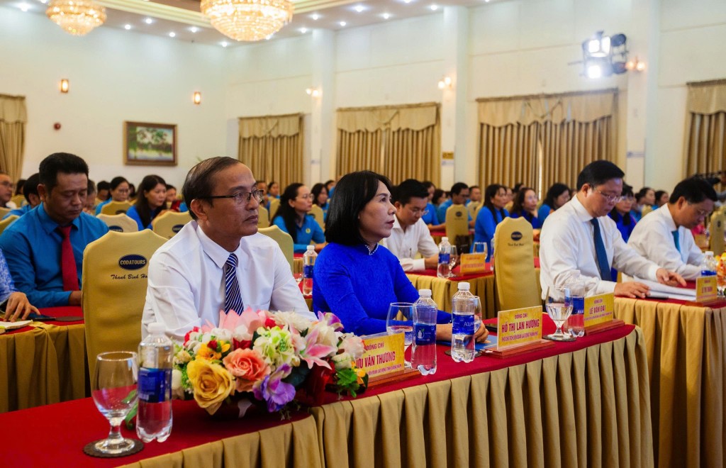 Các đại biểu tham dự buổi lễ (Ảnh Đ.Minh)
