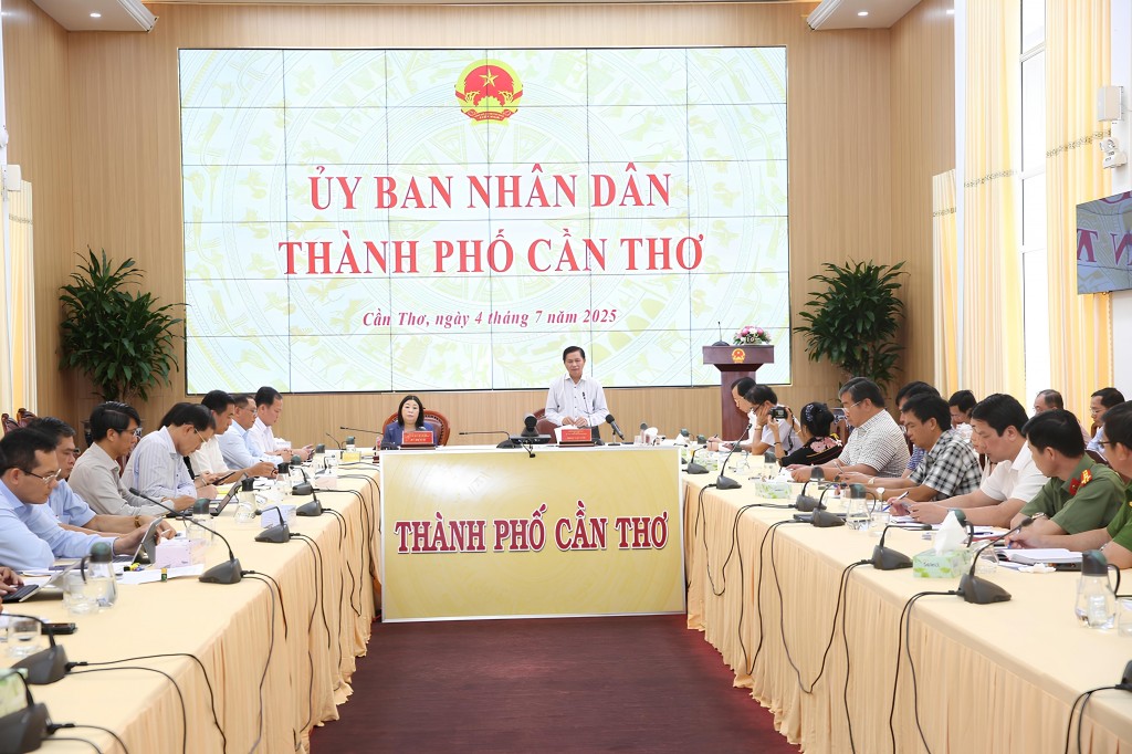 Cuộc họp đầu tiên của Chủ tịch, các Phó Chủ tịch UBND TP Cần Thơ với lãnh đạo các sở ngành sau sáp nhập.