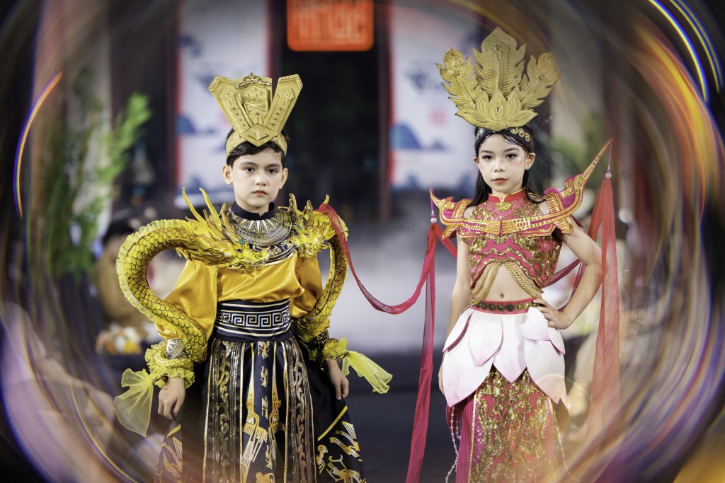 Ali Quang Khải và Pu Minh Châu hóa thân thành Lạc Long Quân và Âu Cơ