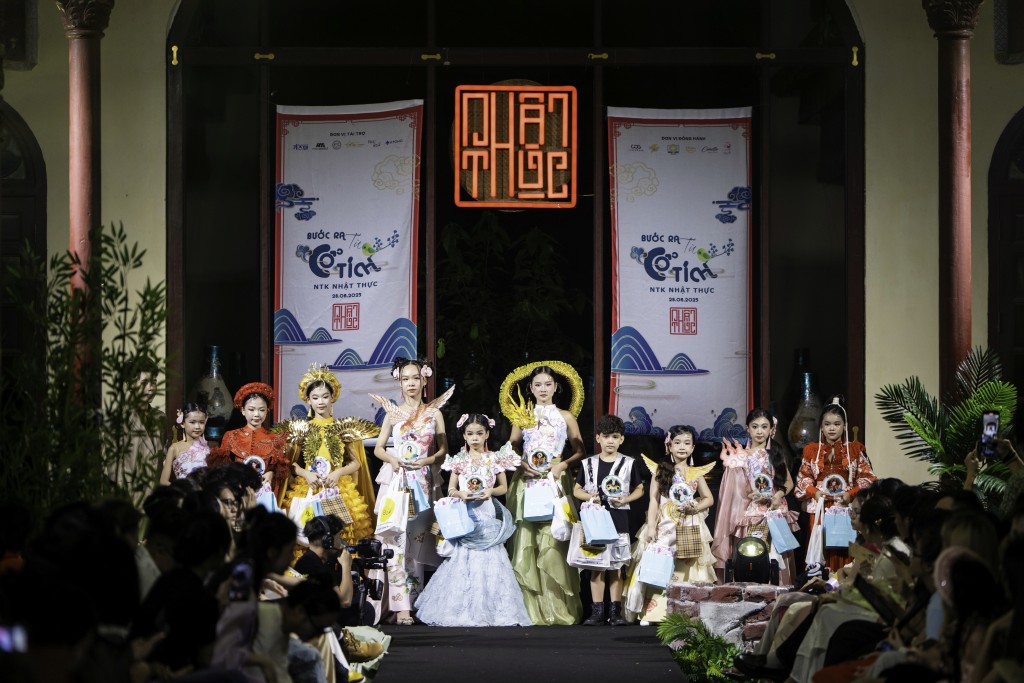 Show diễn thời trang “Bước ra từ cổ tích” chinh phục khán giả nhí