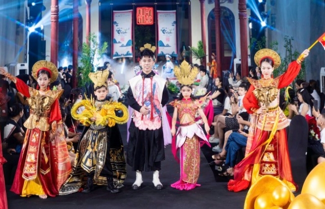 Show diễn thời trang “Bước ra từ cổ tích” chinh phục khán giả nhí