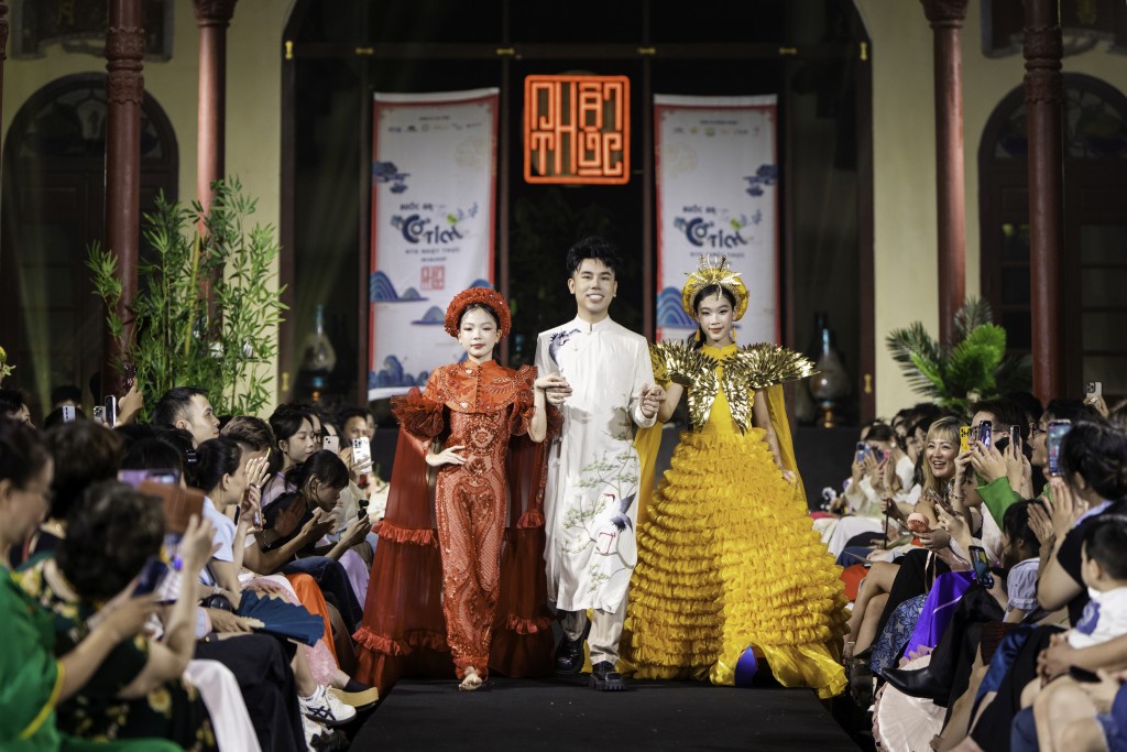 Show diễn thời trang “Bước ra từ cổ tích” chinh phục khán giả nhí