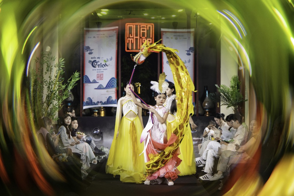 Vũ khúc chiêu long của Mari Vi Anh