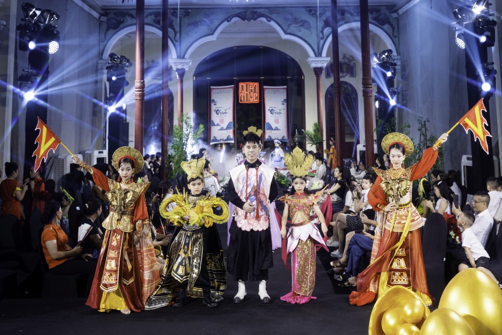 Show diễn thời trang “Bước ra từ cổ tích” chinh phục khán giả nhí