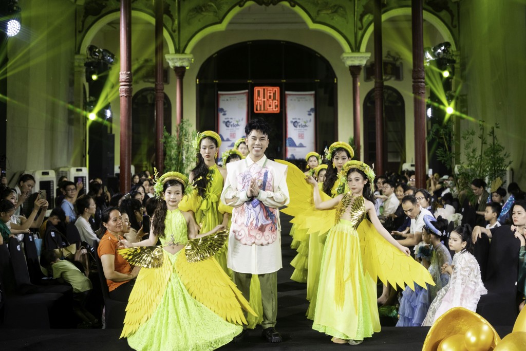 Show diễn thời trang “Bước ra từ cổ tích” chinh phục khán giả nhí