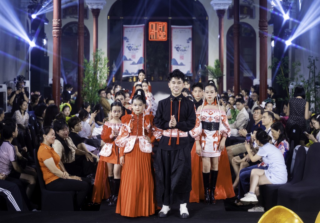 Show diễn thời trang “Bước ra từ cổ tích” chinh phục khán giả nhí