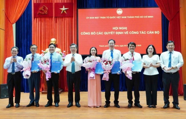 MTTQ Việt Nam TP Hồ Chí Minh trao quyết định nhân sự các ban
