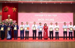 Hà Nội gặp mặt, trao quyết định cho cán bộ nghỉ hưu trước tuổi