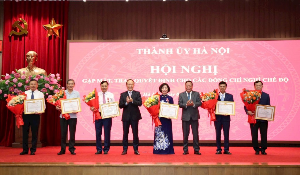 Hà Nội: Trao quyết định nghỉ hưu sớm cho 75 cán bộ