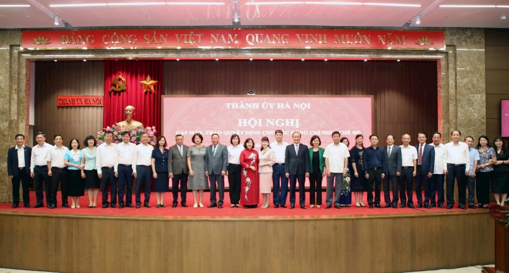 Hà Nội: Trao quyết định nghỉ hưu sớm cho 75 cán bộ