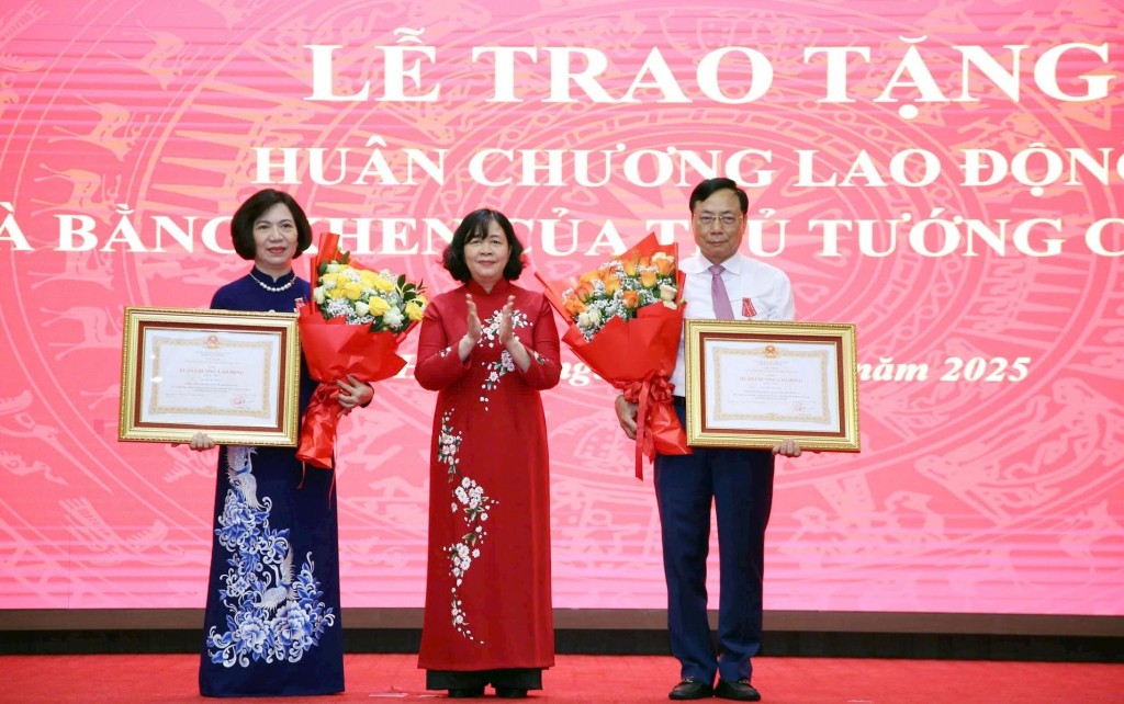Hà Nội: Trao quyết định nghỉ hưu sớm cho 75 cán bộ