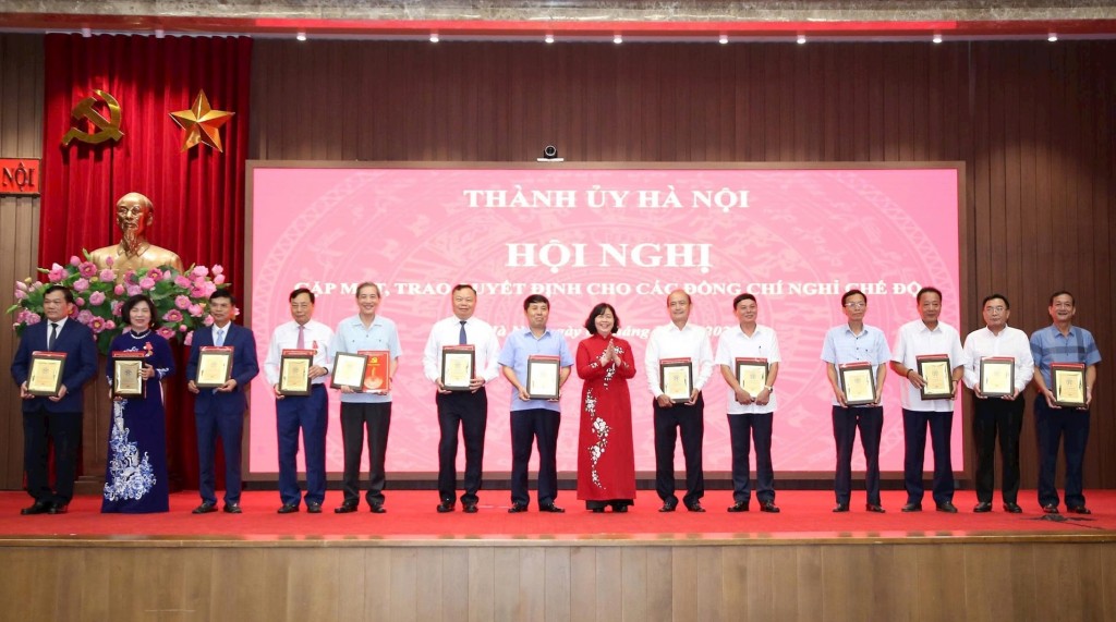 Hà Nội: Trao quyết định nghỉ hưu sớm cho 75 cán bộ
