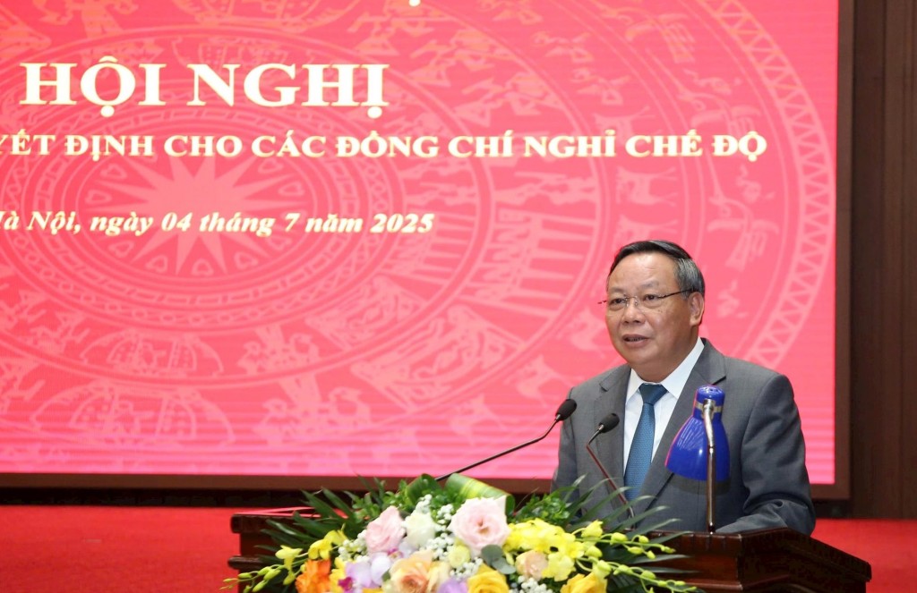 Hà Nội: Trao quyết định nghỉ hưu sớm cho 75 cán bộ