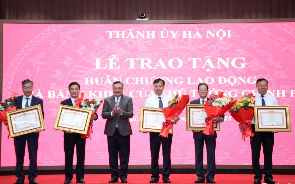 Hà Nội: Trao quyết định nghỉ hưu sớm cho 75 cán bộ