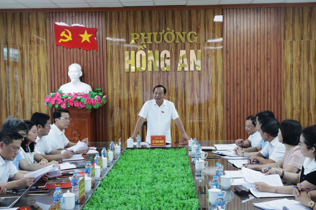 Đồng chí Lê Văn Hiệu, Phó Bí thư Thành uỷ, Chủ tịch HĐND thành phố phát biểu tại cuộc làm việc.