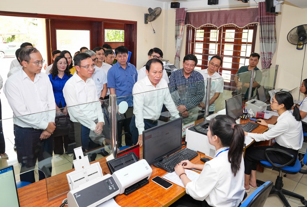 Đồng chí Lê Tiến Châu, Ủy viên Trung ương Đảng, Bí thư Thành ủy Hải Phòng kiểm tra hoạt động tại Trung tâm Phục vụ hành chính công phường Ái Quốc.