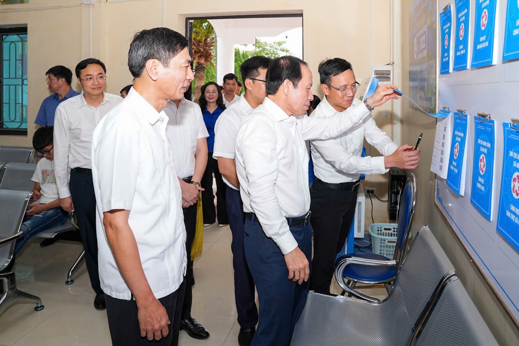 Đồng chí Bí thư Thành ủy kiểm tra việc niêm yết công khai thủ tục hành chính tại Trung tâm Phục vụ hành chính công xã  An Phú.
