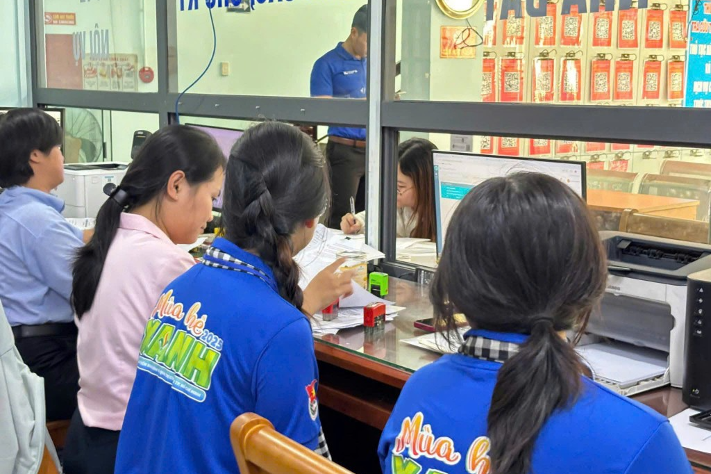 Sinh viên tình nguyện hỗ trợ tại các trung tâm phục vụ hành chính công 