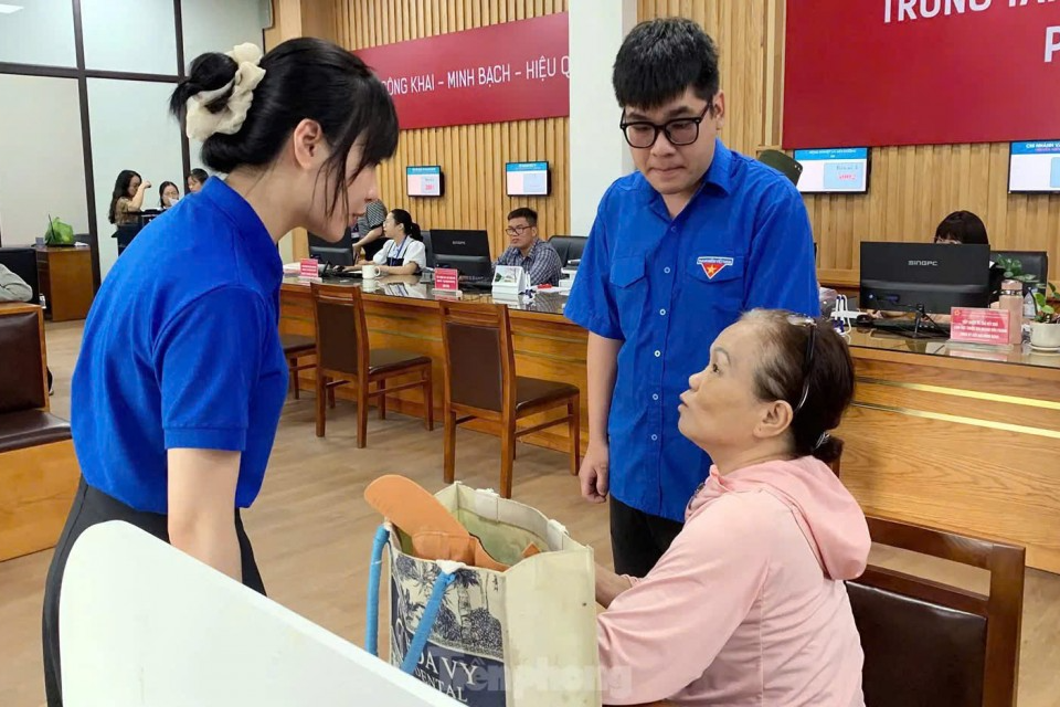 Sinh viên tình nguyện hỗ trợ người dân làm thủ tục hành chính 