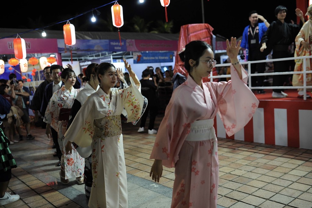 Giao lưu điệu múa truyền thống Bon Odori (Ảnh Đ.Minh)