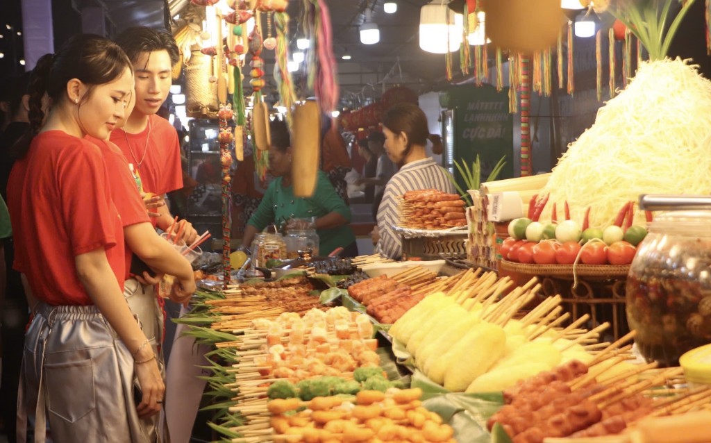 Loạt món ăn hấp dẫn thu hút đông đảo du khách (Ảnh Đ.Minh)