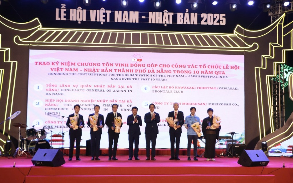 Chủ tịch UBND TP Đà Nẵng Lương Nguyễn Minh Triết và Đại sứ Đặc mệnh toàn quyền Nhật Bản tại Việt Nam Ito Naoki trao kỷ niệm chương tôn vinh tổ chức đóng góp cho công tác tổ chức lễ hội (Ảnh Đ.Minh)