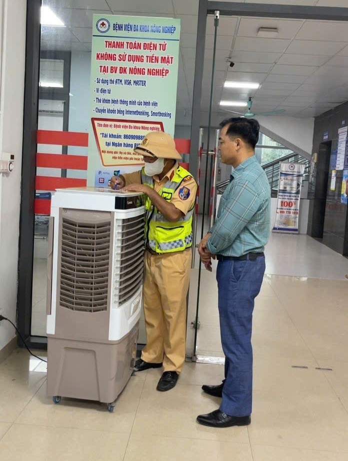 Tài xế xe tải đột quỵ được CSGT đưa đi cấp cứu kịp thời