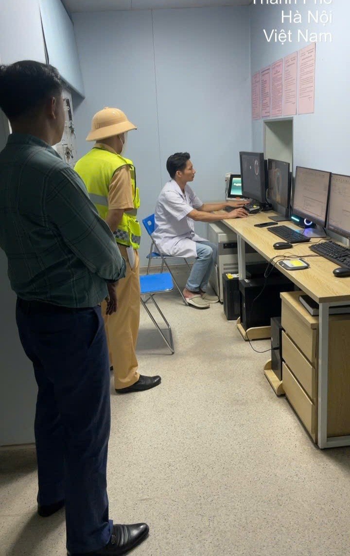 Tài xế xe tải đột quỵ được CSGT đưa đi cấp cứu kịp thời