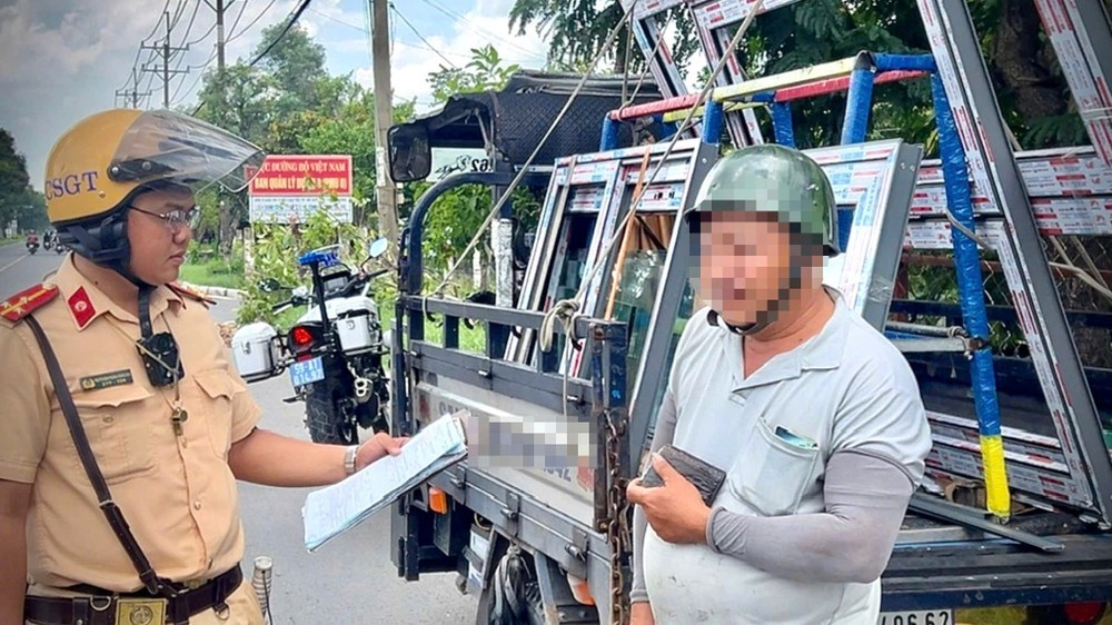 CSGT TP Hồ Chí Minh xử lý phương tiện chở hàng cồng kềnh