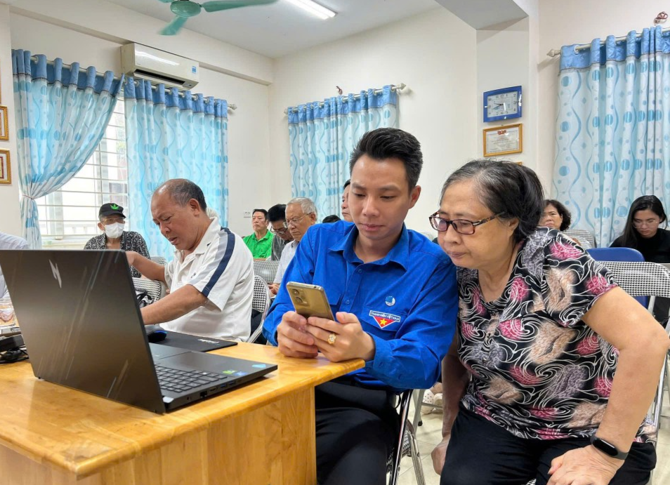 Thanh niên phường Tây Hồ, Hà Nội hỗ trợ người dân