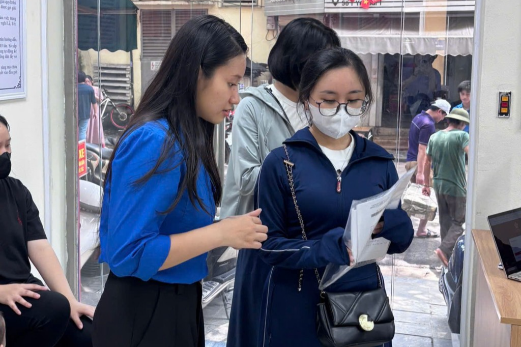 Thanh niên tình nguyện phường Hai Bà Trưng hỗ trợ người dân làm thủ tục hành chính 