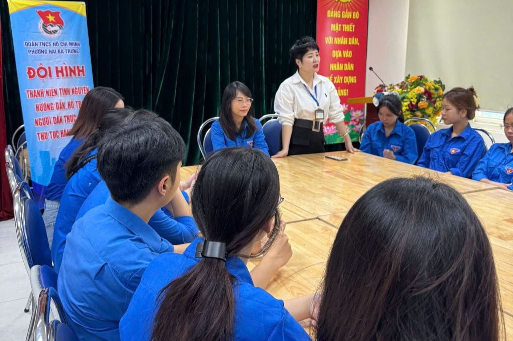 Tình nguyện hỗ trợ thủ tục hành chính, sử dụng sổ tay đảng viên