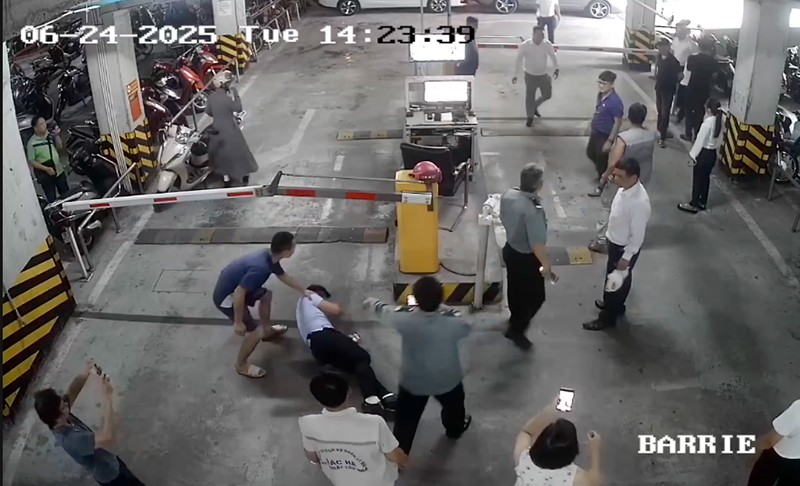 Liên tiếp xảy ra các vụ người của tổ bảo vệ, ban quản lý toà nhà, ban quản trị tòa CT2C bị hành hung tại khu vực hầm gửi xe. Ảnh cắt từ clip.